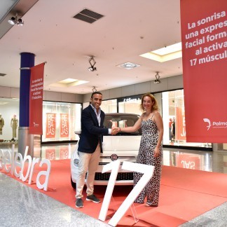 ENTREGA DEL FIAT 500 A LA GANADORA DEL SORTEO DEL 17º ANIVERSARIO DEL CENTRO COMERCIAL Y DE OCIO 7PALMAS