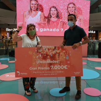 El Centro Comercial y de Ocio 7 Palmas hace entrega del gran premio de 7.000€ la ganadora del sorteo de su 18º aniversario