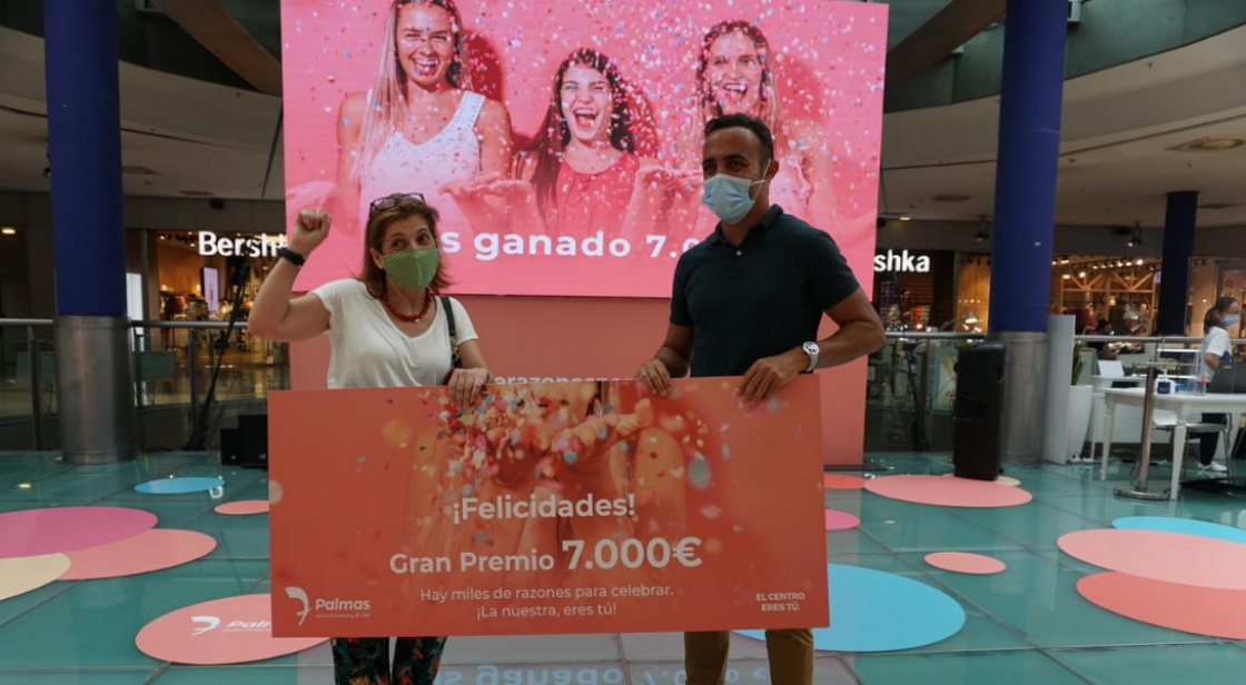 El Centro Comercial y de Ocio 7 Palmas hace entrega del gran premio de 7.000€ la ganadora del sorteo de su 18º aniversario