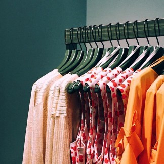 Recibe la primavera con un toque de color en tu ropa
