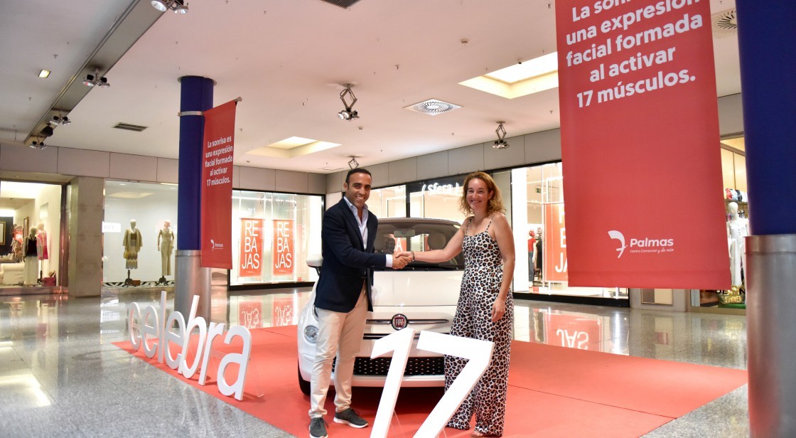 ENTREGA DEL FIAT 500 A LA GANADORA DEL SORTEO DEL 17º ANIVERSARIO DEL CENTRO COMERCIAL Y DE OCIO 7PALMAS