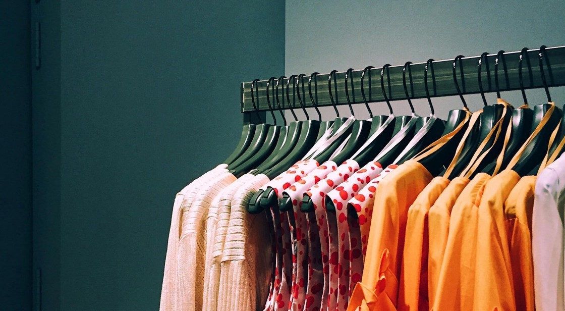 Recibe la primavera con un toque de color en tu ropa